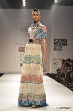 Model walk the ramp for Malini Ramani Show at Wills Lifestyle India Fashion Week 2012 day 4 on 9th Oct 2012 (63).JPG